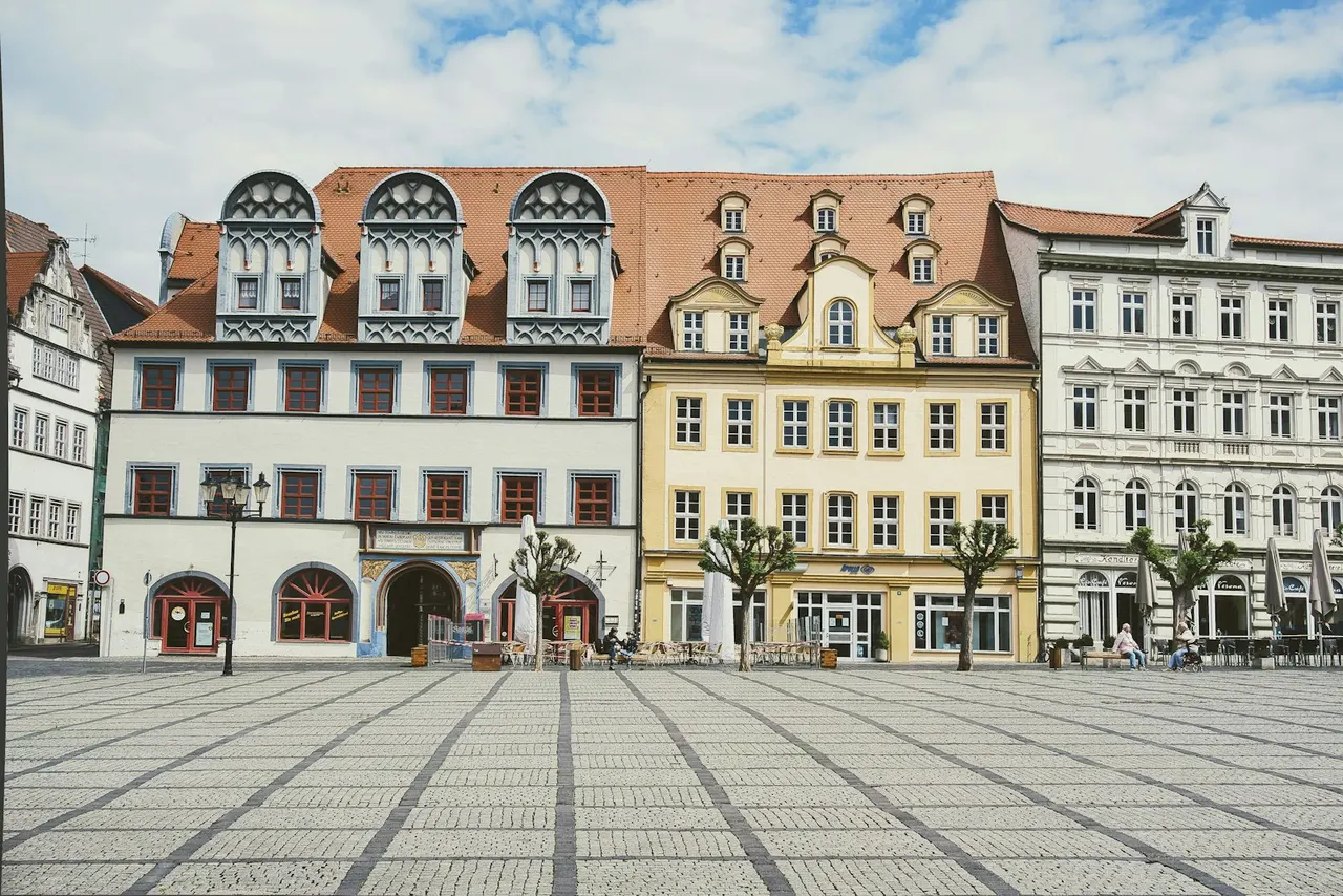 Schlüsseldienst tauscht fachgerecht einen Schließzylinder an einer Wohnungstür